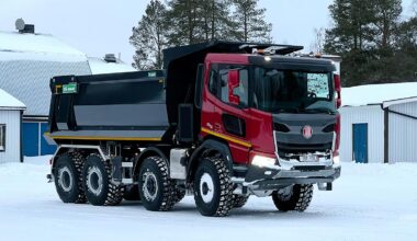 (VIDEO) Suedezii au arătat cum poate înainta un camion Tatra Phoenix 8x8 prin zăpada imensă de după ninsorile abundente recente | PiataAuto.md