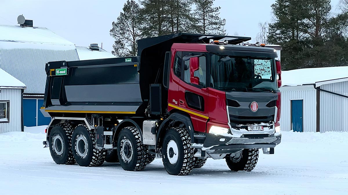 (VIDEO) Suedezii au arătat cum poate înainta un camion Tatra Phoenix 8x8 prin zăpada imensă de după ninsorile abundente recente | PiataAuto.md
