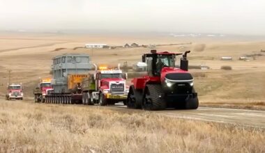 (VIDEO) Un transport agabaritic al unui transformator de 180 tone a fost salvat de un tractor agricol pe un drum îngheţat din SUA | PiataAuto.md