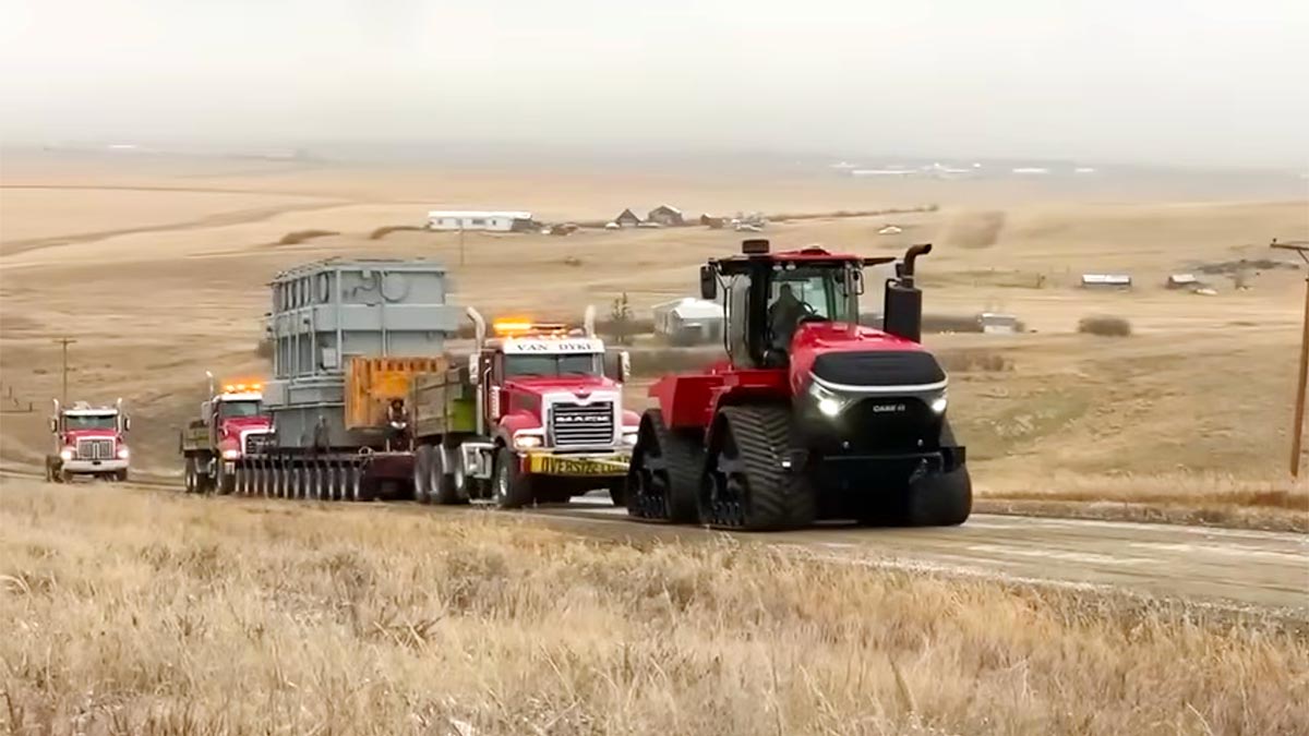(VIDEO) Un transport agabaritic al unui transformator de 180 tone a fost salvat de un tractor agricol pe un drum îngheţat din SUA | PiataAuto.md
