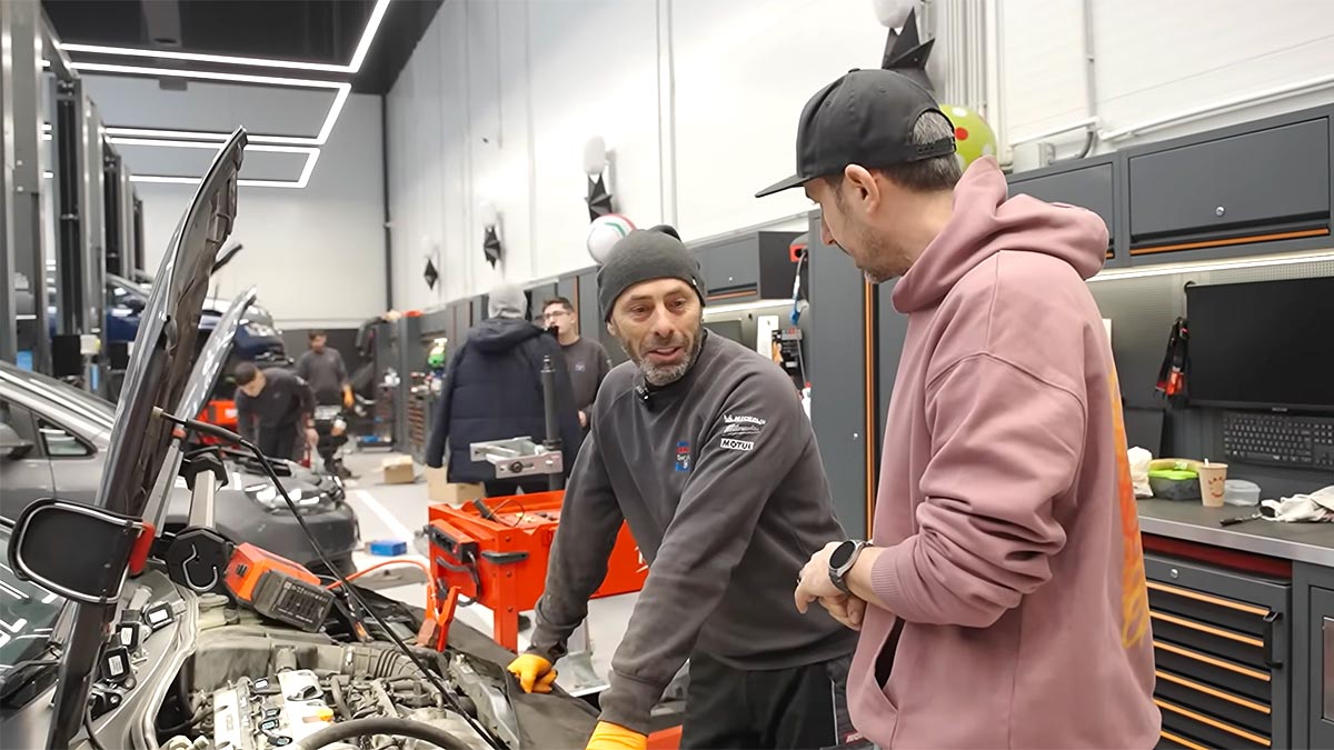 (VIDEO) Mecanicii unui service din România au spus de ce preferă să lucreze la maşinile grupului VW, în raport cu Honda, Volvo sau alte mărci | PiataAuto.md