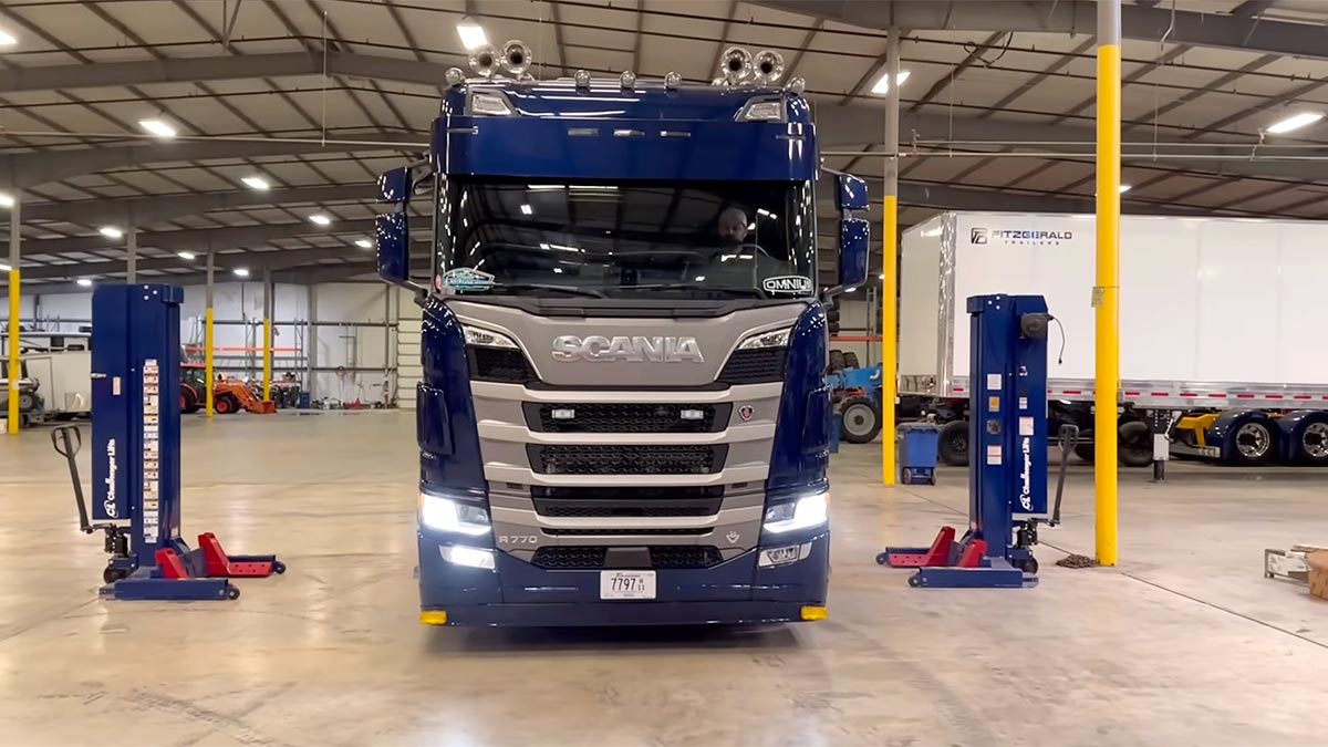 (VIDEO) Un proprietar al unui camion Scania cu motor V8 a arătat cum se poate face schimbul de ulei şi filtre şi ce înseamnă centrifuga la motoarele suedeze | PiataAuto.md