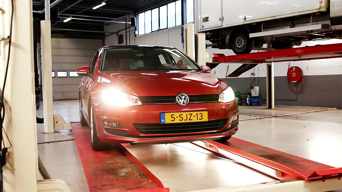 (VIDEO) O olandeză a arătat cât de bună poate fi starea unui VW Golf TDI cu aproape 500.000 km parcurşi | PiataAuto.md