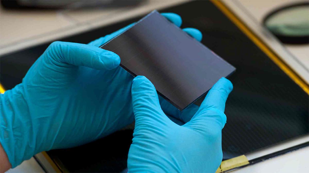 O echipă de ingineri chinezi a anunţat eliminarea necesităţii presiunii mari pentru operarea bateriilor cu stare solidă şi simplificarea producţiei lor de serie | PiataAuto.md