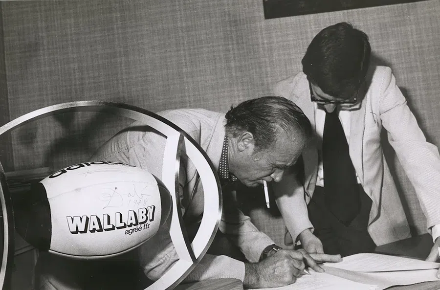 Excentricul Salvador Dali a jucat fotbal cu legendele Barcelonei. Artistul a sponsorizat o echipă întreagă printr-o semnătură