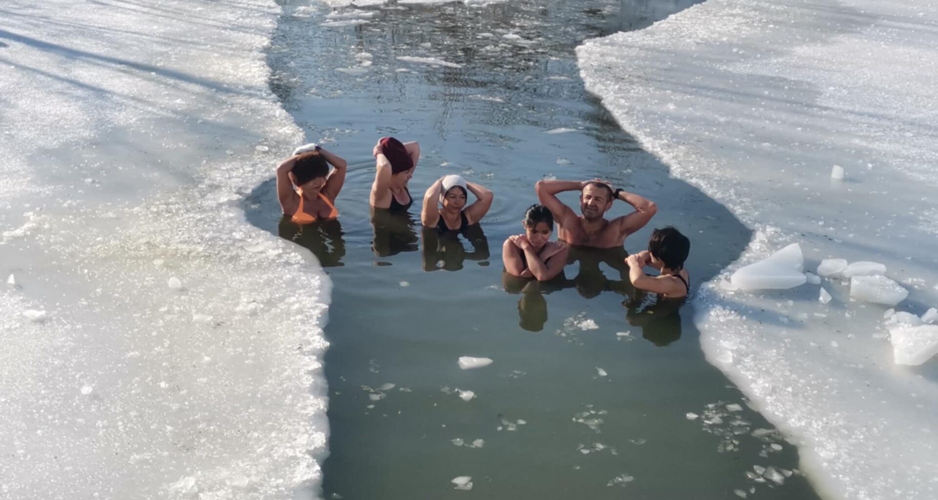 Minus 7 grade, slipi și adrenalină, baie la copca