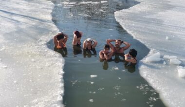 Minus 7 grade, slipi și adrenalină, baie la copca