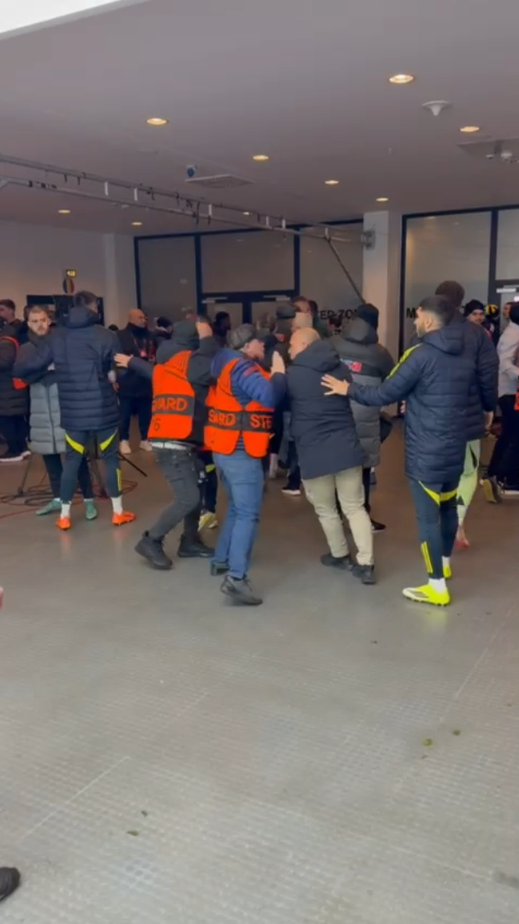 Scandal la pauza meciului FCSB - Fenerbahce // Capturi FOTO: Digi Sport