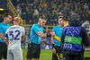 Kovacs, înaintea jocului, alături de căpitanii Dimarco și Emre Can (dreapta). A arbitrat 5 meciuri de Ligă în acest sezon Foto: Imago