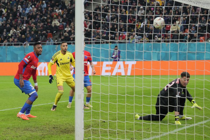 Siyabonga Ngezana, Ștefan Târnovanu, FCSB - Fenerbahce // Foto: Andrei Furnigă