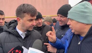 Protest în faţa primăriei oraşului sucevean Salcea, oamenii fiind nemulţumiţi de creşterea taxelor şi impozitelor locale. Primarul a venit să discute cu oamenii şi a fost apostrofat de cetăţeni