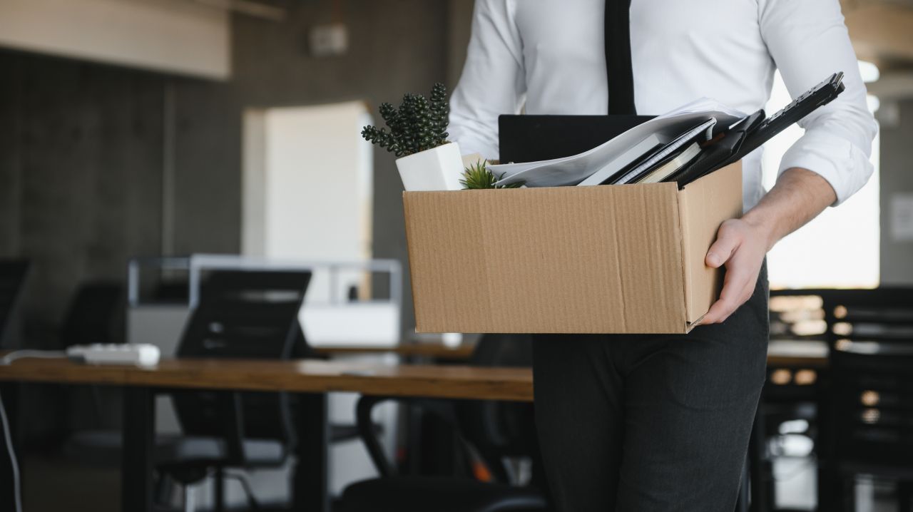 O mare companie concediază 15% dintre angajați și accelerează tranziția către inteligența artificială