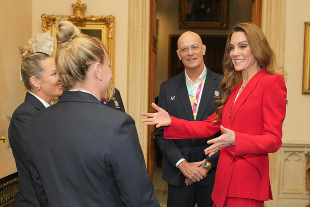 Prințesa de Wales a furat toate privirile într-un costum roșu îndrăzneț. Apariție elegantă la Castelul Windsor. GALERIE FOTO - Imaginea 6