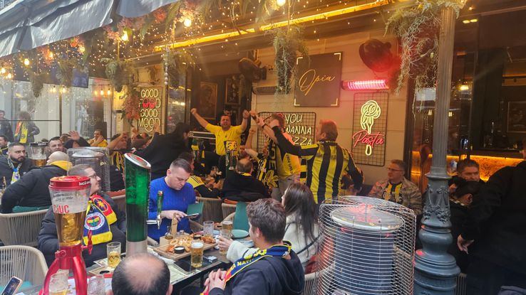 Suporterii lui Fenerbahce, în Centrul Vechi înainte de meciul cu FCSB