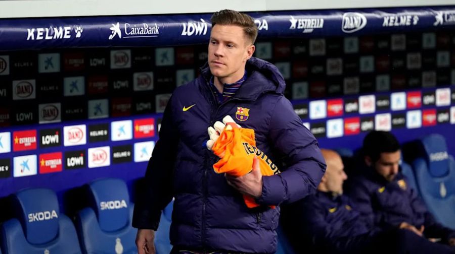 Calvar fără sfârșit. Ter Stegen s-a accidentat din nou! » Portarul Barcelonei a plecat în cârje din Arabia Saudită