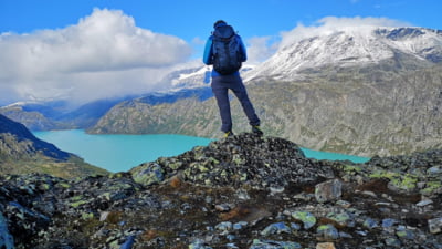 7 persoane care și-au reinventat cariera după 30 de ani: cum au știut că e momentul să facă o schimbare. Povestea bancherului care a devenit ghid de drumeții