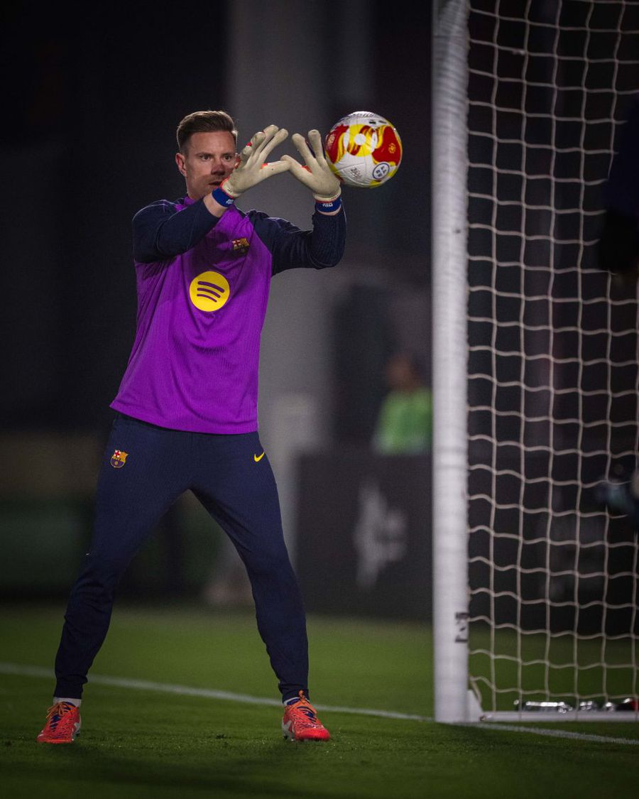 Calvar fără sfârșit. Ter Stegen s-a accidentat din nou! » Portarul Barcelonei a plecat în cârje din Arabia Saudită