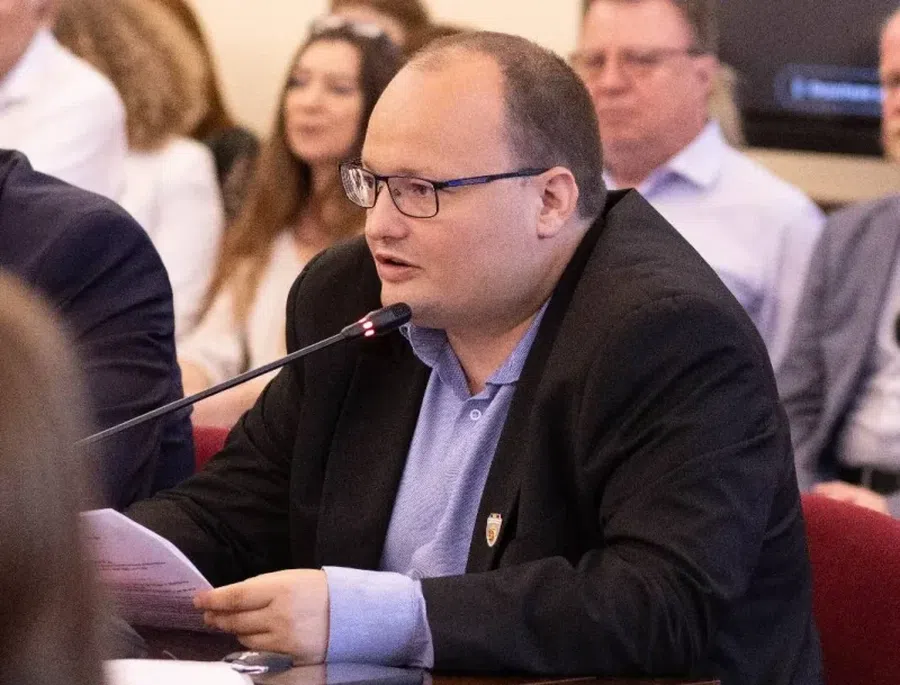 Trebuie să achite 450.000 de euro din bani publici către 5 persoane care n-au lucrat o secundă la echipă