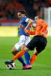 Atac agresiv al lui Ibrahimovic asupra lui Van der Vaart într-un duel la națională Foto: Imago