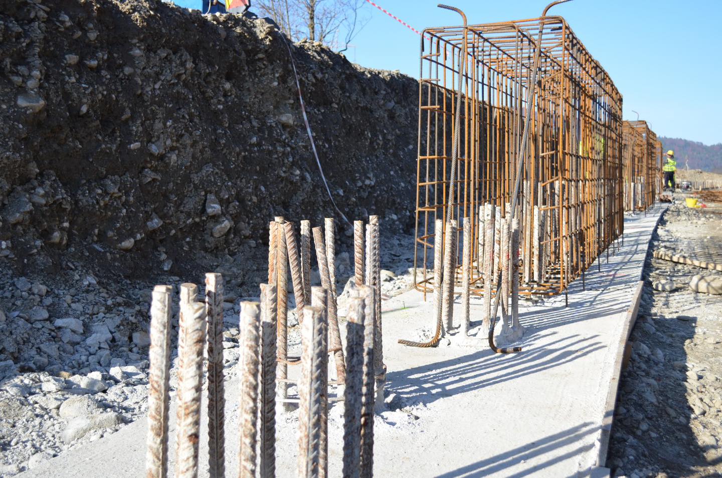 Stadiul lucrărilor la drumul ce va fi alternativa la aglomerația de pe DN1 Valea Prahovei. Drumul pe Valea Doftanei, modernizat de Construcții Erbașu