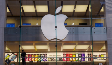 Apple ar lucra la un nou tip de gadget: accesoriu AI purtat pe haine, ca o insignă