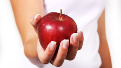 Cât de "otrăvite" cu pesticide sunt merele din supermarket și cât de mari sunt riscurile pentru sănătate dacă le consumăm RAPORT