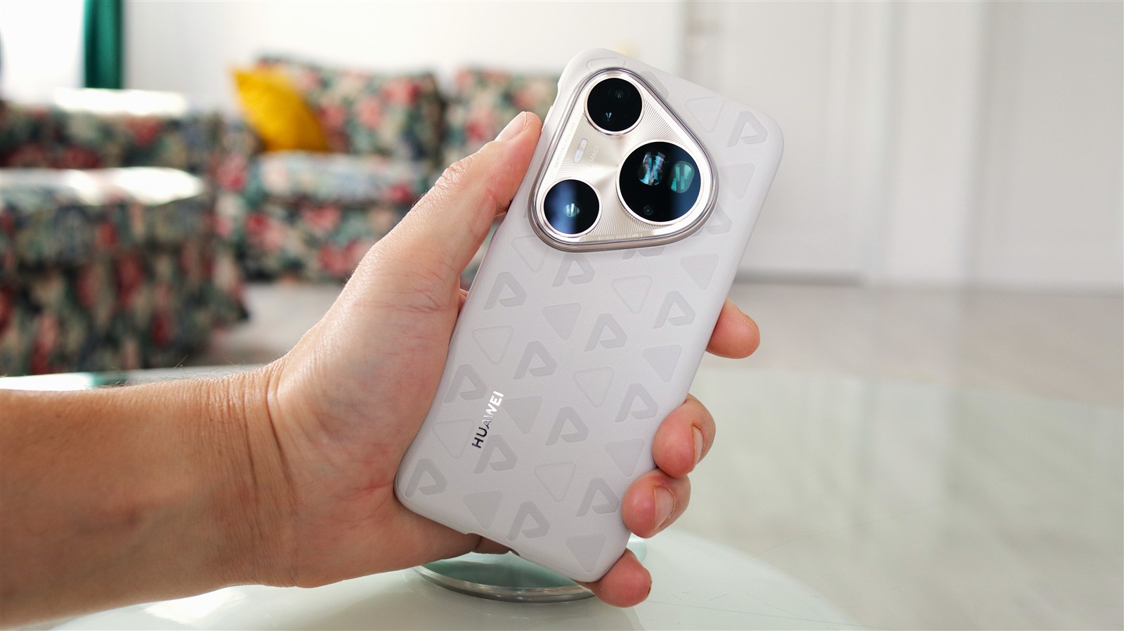 The king is back! Huawei revine pe primul loc pe piaţa de smartphone-uri din China la nivel de an