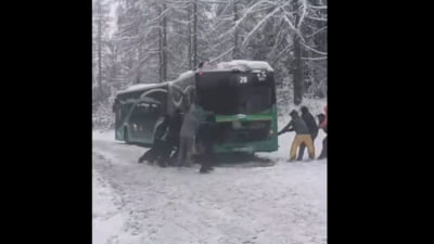 Imagini cu un autobuz împins de călători spre Poiana Brașov, după ce a rămas împotmolit în zăpadă VIDEO