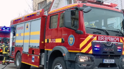Incendiu de amploare în București. Mai multe locuințe și anexe au fost cuprinse de flăcări. Două persoane au primit îngrijiri medicale FOTO