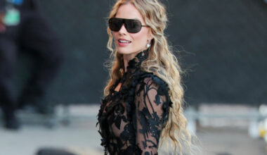 Margot Robbie, seducătoare într-o rochie din dantelă neagră. A furat toate privirile la promovarea „Wuthering Heights”