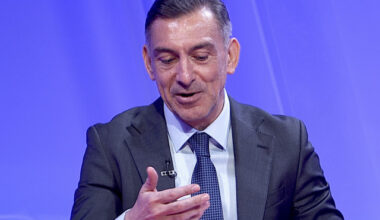 ”E pro bono?”. Ilie Dumitrescu a răspuns imediat, după ce a semnat