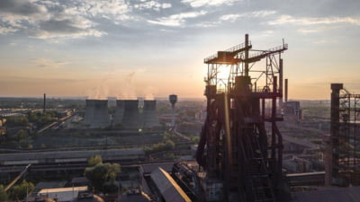 Mii de români sunt concediați la început de an. Doi giganți industriali au început restructurările