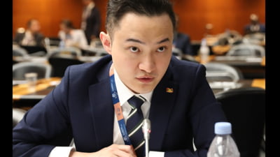 Miliardarul care a plătit 4,6 milioane de dolari pentru un prânz cu Buffett spune că ar da 30 de milioane de dolari pentru o oră cu Musk. Cine este Justin Sun