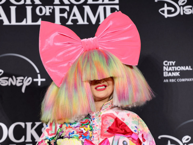 Cum arată Sia când nu-și ascunde chipul sub peruci. Artista, apariție rară după ce a fost acuzată că și-a făcut lifting facial