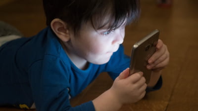 Neuroștiința explică ce se întâmplă cu copiii cărora părinții nu le limitează timpul petrecut în fața ecranelor