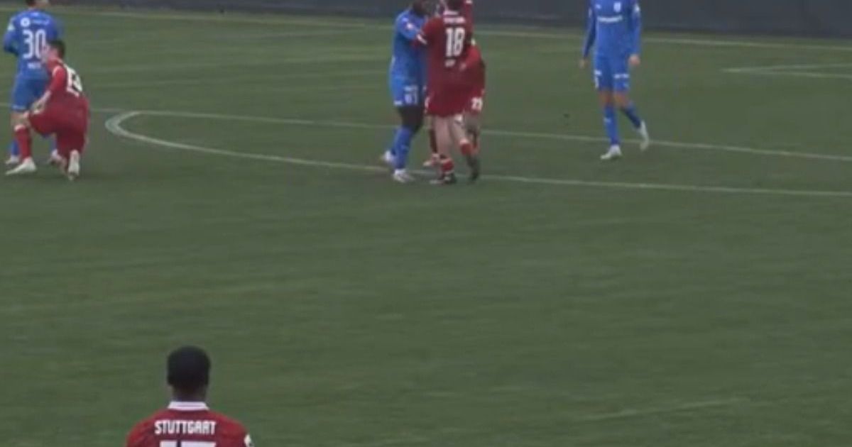 Craiova a ascuns bătaia! FOTO. Nsimba a sărit la gâtul unui adversar, iar camera de filmat s-a mutat imediat pe altcineva