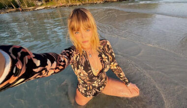 Împlinește 44 de ani și arată demențial. Delia, în costum de baie, cu tatuajele la vedere și formele voluptoase în prim-plan