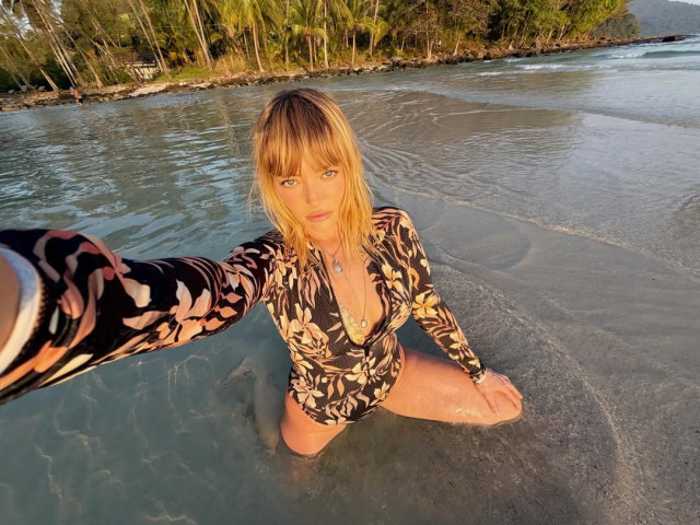 Împlinește 44 de ani și arată demențial. Delia, în costum de baie, cu tatuajele la vedere și formele voluptoase în prim-plan