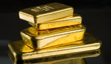 Aurul a depășit un record istoric: 5.000 de dolari pe uncie. Care sunt cauzele
