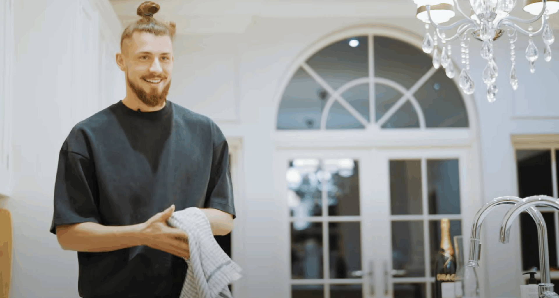 Primele imagini din penthouse-ul lui Radu Drăgușin din Anglia, pentru care plătește 9.000 de lire lunar chirie