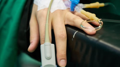 Un focar de Salmonella face ravagii. Ce aliment au mâncat zecile de persoane care s-au infectat