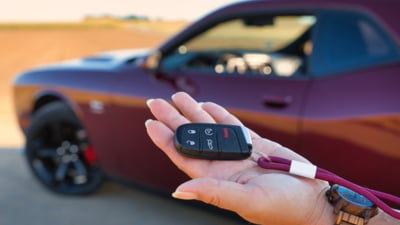 Un primar din România și-a vândut firma și le-a cumpărat tuturor angajaților câte o mașină