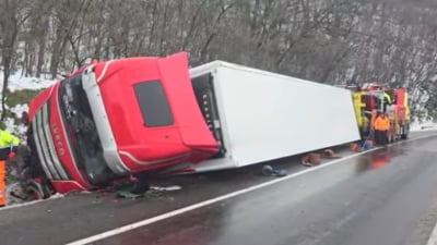 Un tir încărcat cu lămâi s-a răsturnat. Jandarmii îl păzesc, să nu fure localnicii marfa. "Mai mulți au spus că sunt jamboane, că e carne de porc. Sunt lămâi, sunt bune și alea"