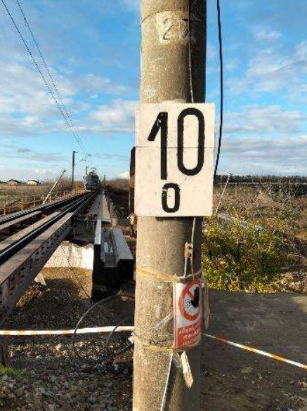 Un mecanic aflat de 25 de ore pe locomotivă era să provoace un nou accident la Cârcea