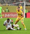Dragomir, la 1-0 cu Austria, duel cu Alaba, apărătorul lui Real Madrid și căpitanul naționalei sale. Foto: Sport Pictures