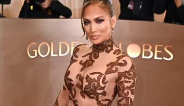 Jennifer Lopez, seducătoare la Globurile de Aur 2026. Și-a etalat abdomenul sculptat într-o rochie transparentă