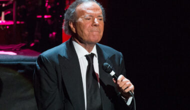 Julio Iglesias este acuzat de agresiune sexuală şi viol de către două foste angajate: „M-am simţit ca o sclavă în plin secol XXI”