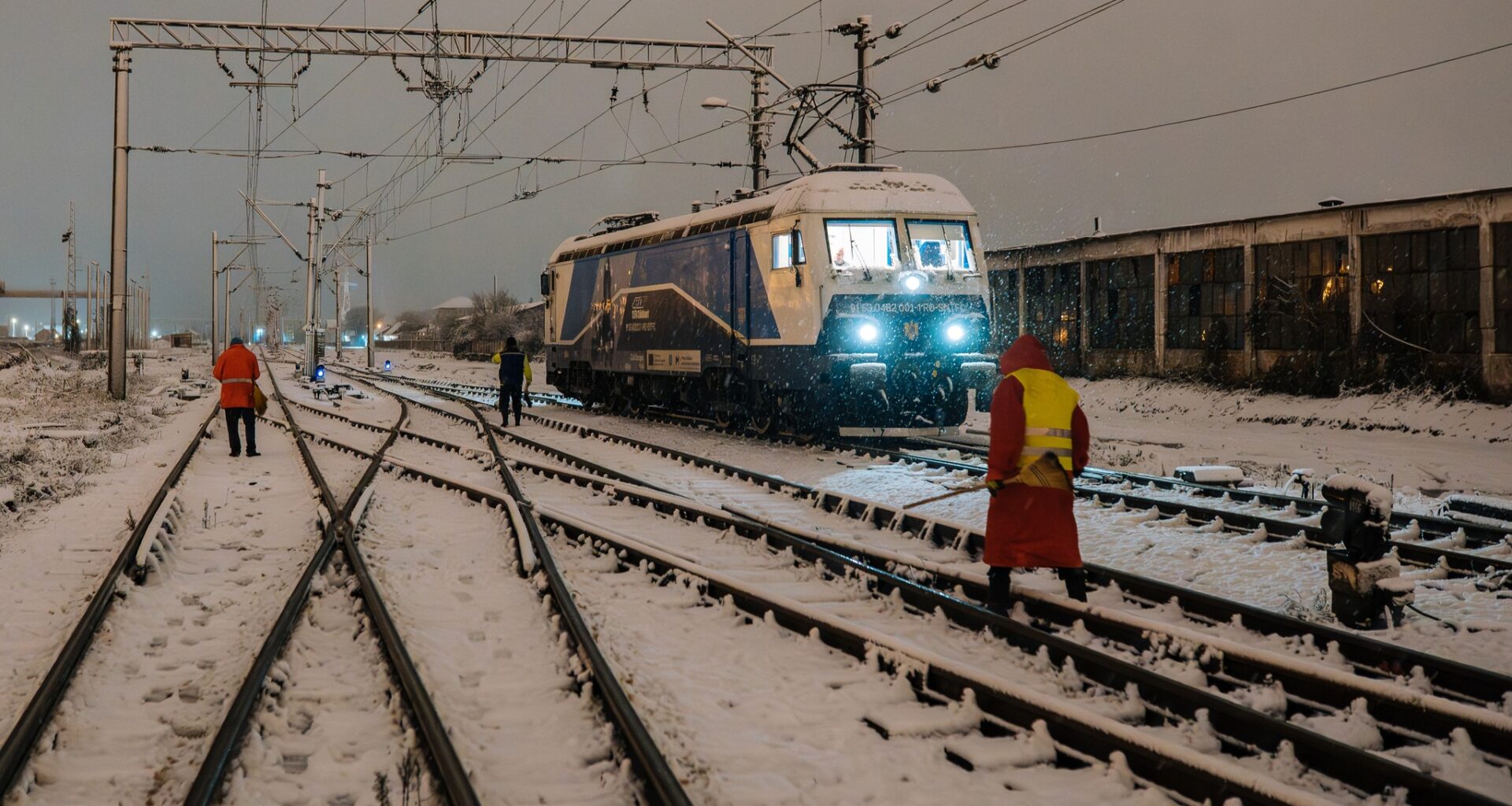 FOTO Ceferiștii s-au luptat cu zăpada pe calea ferată