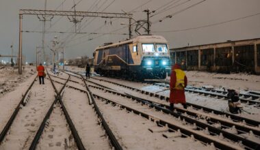 FOTO Ceferiștii s-au luptat cu zăpada pe calea ferată