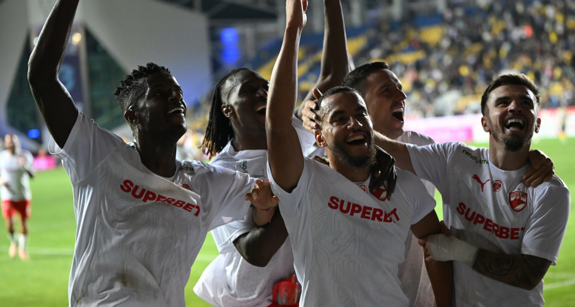 Zeljko Kopic l-a trimis pe banca de rezerve și ar putea să plece, dar jucătorul lui Dinamo este o veritabilă vedetă în țara lui: „În fiecare săptămână!”